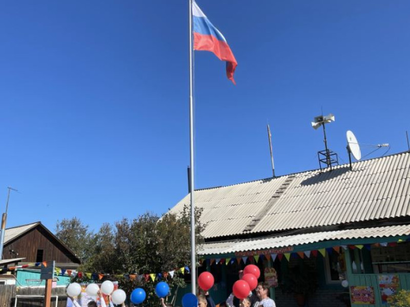 Церемония поднятия флага и исполнения гимна России.